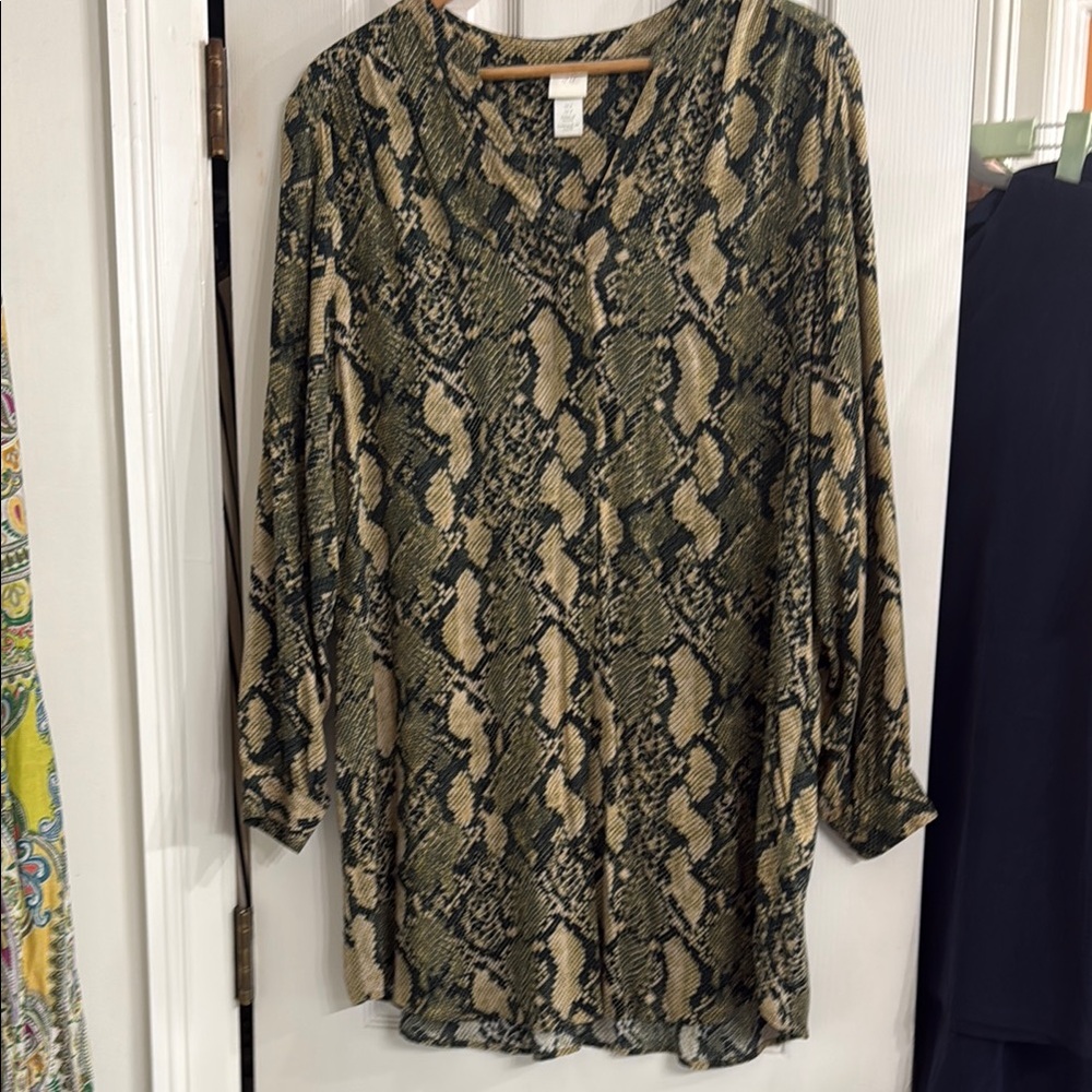 H&M Black and Tan Graphic Tunic with Relaxed Fit